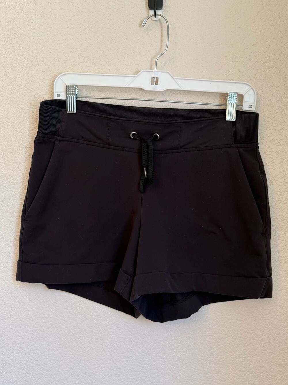 Athleta Metro Downtown Cuffed Black Women's Athletic Shorts Size 8